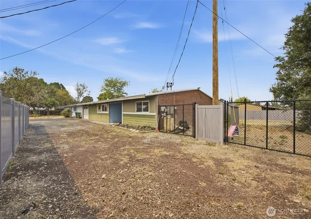 Photo 2 of Sale Pending at 410 Loring Dr, Moses Lake, WA 98837 | MLS# NWM2558735 | Listing updated on 2026-09-28