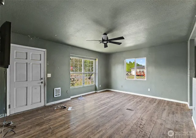 Photo 3 of Single family home for sale at 3176 Florida St, Longview, WA 98632 | MLS# NWM2559066 | Listing updated on 2026-09-22