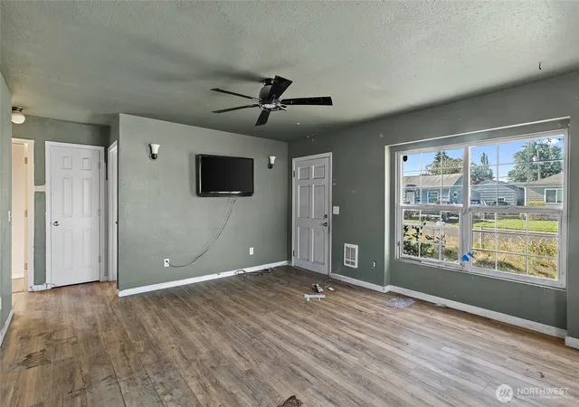 Photo 3 of Single family home for sale at 3176 Florida St, Longview, WA 98632 | MLS# NWM2559066 | Listing updated on 2026-09-22