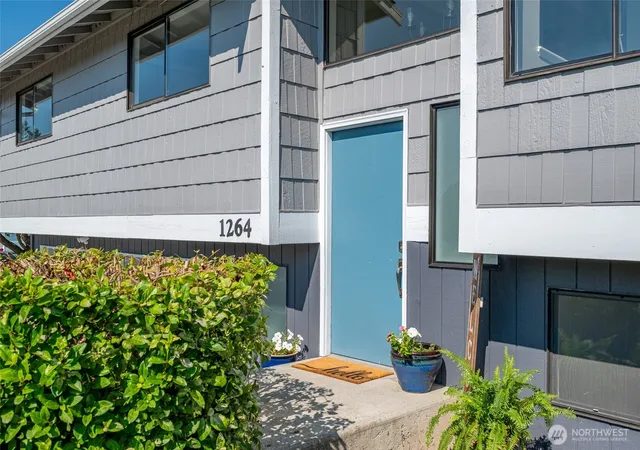 Photo 2 of Single family home for sale at 1264 Eagle Crst Dr, Oak Harbor, WA 98277 | MLS# NWM2559086 | Listing updated on 2026-09-24
