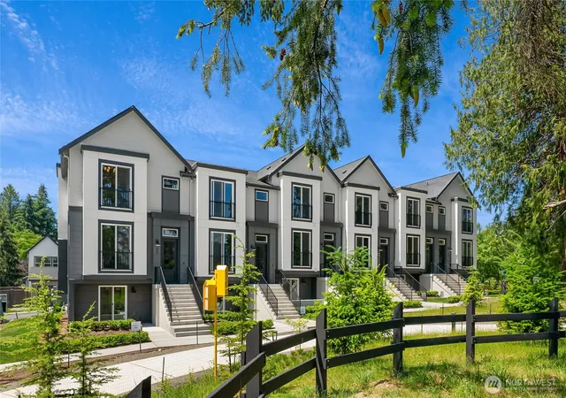 Photo 2 of Sale Pending at 433 Parkside Walk, Sammamish, WA 98074 | MLS# NWM2559315 | Listing updated on 2026-08-04