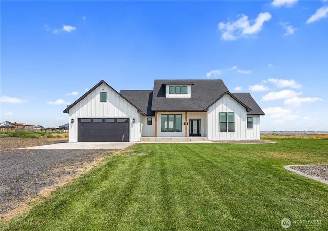 Photo 1 of Single family home for sale at 215 Se Desert Hills Loop, Moses Lake, WA 98837 | MLS# NWM2559328 | Listing updated on 2026-09-23