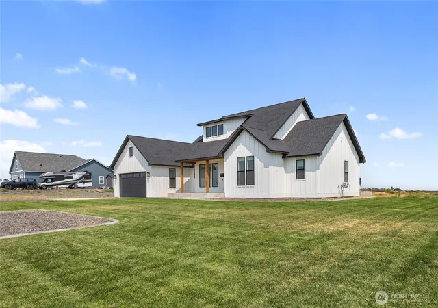 Photo 2 of Single family home for sale at 215 Se Desert Hills Loop, Moses Lake, WA 98837 | MLS# NWM2559328 | Listing updated on 2026-09-23