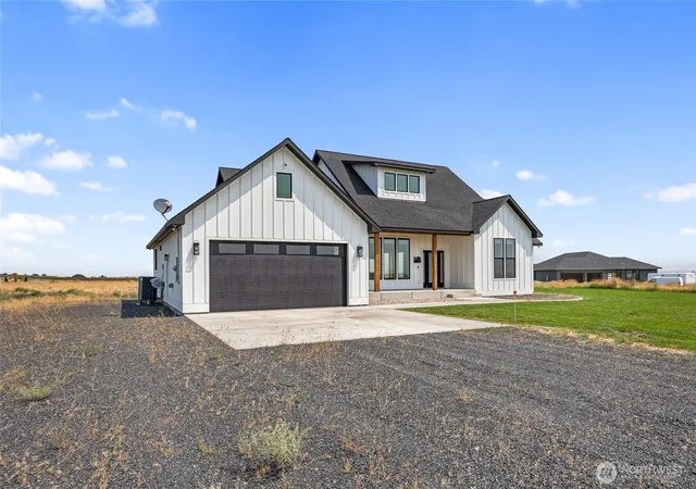 Photo 3 of Single family home for sale at 215 Se Desert Hills Loop, Moses Lake, WA 98837 | MLS# NWM2559328 | Listing updated on 2026-09-23