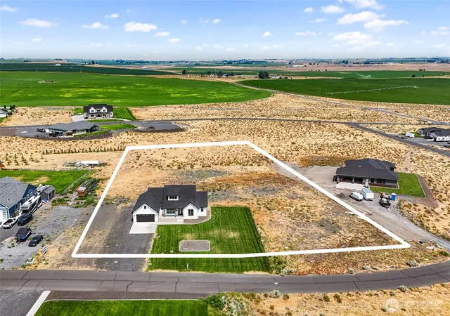 Photo 3 of Single family home for sale at 215 SE Desert Hills Loop, Moses Lake, WA 98837 | MLS# NWM2559328 | Listing updated on 2026-09-23