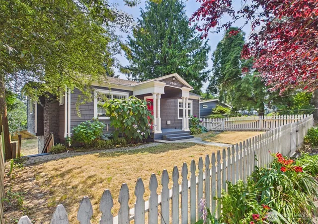 Photo 3 of Single family home for sale at 2906 16th Street, Everett, WA 98201 | MLS# NWM2559513 | Listing updated on 2026-09-25