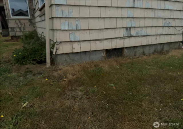Photo 3 of Single family home for sale at 1507 Park Ave, Raymond, WA 98577 | MLS# NWM2559654 | Listing updated on 2026-09-23