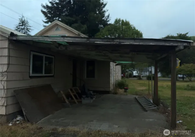 Photo 3 of Single family home for sale at 1507 Park Ave, Raymond, WA 98577 | MLS# NWM2559654 | Listing updated on 2026-09-23