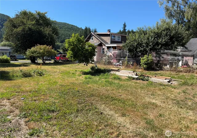 Photo 4 of Single family home for sale at 1507 Park Ave, Raymond, WA 98577 | MLS# NWM2559654 | Listing updated on 2026-09-23