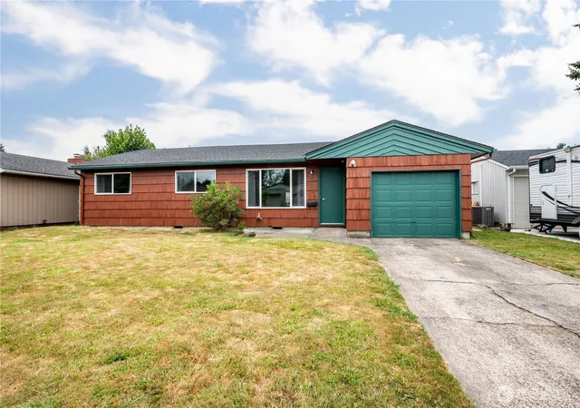 Photo 3 of Single family home for sale at 2721 Taylor Ave, Longview, WA 98632 | MLS# NWM2559675 | Listing updated on 2026-09-24