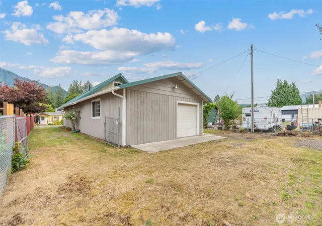 Photo 4 of Sale Pending at 725 W Main Ave, Morton, WA 98356 | MLS# NWM2559737 | Listing updated on 2026-09-25