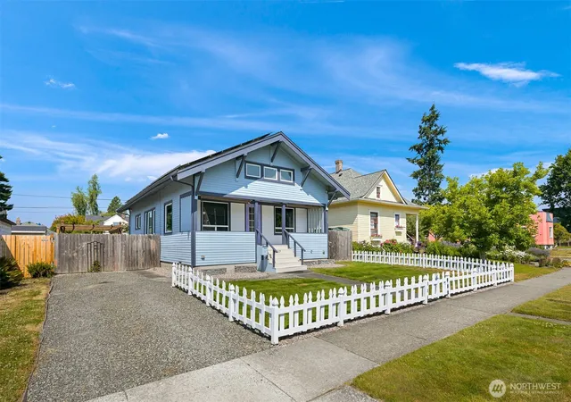 Photo 4 of Single family home for sale at 2217 Lynn St, Bellingham, WA 98225 | MLS# NWM2559749 | Listing updated on 2026-09-30