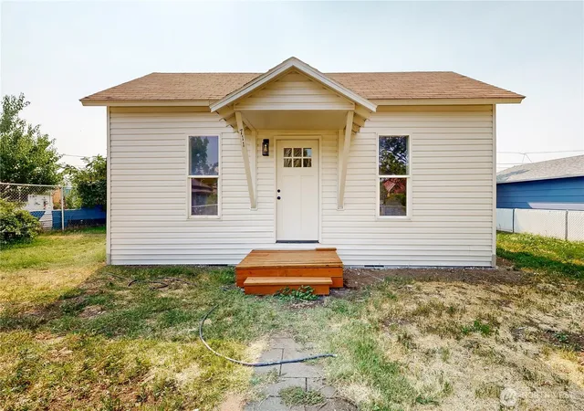 Photo 1 of Single family home for sale at 711 Robbins St, Milton Freewater, OR 97862 | MLS# NWM2559785 | Listing updated on 2026-09-23