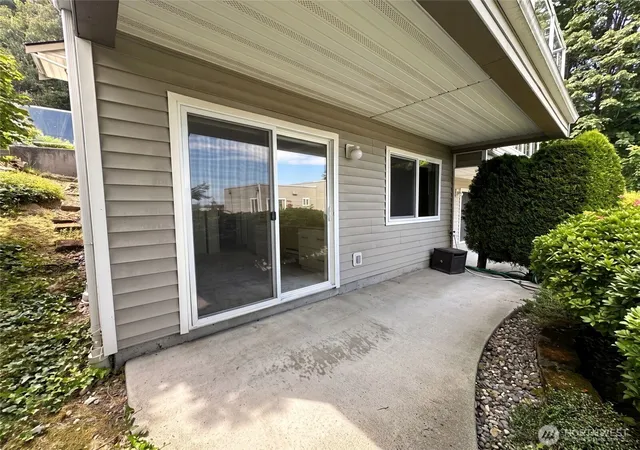 Photo 4 of Townhouse for sale at 2325 Harbor Ave SW #B2, Seattle, WA 98126 | MLS# NWM2559879 | Listing updated on 2026-09-17