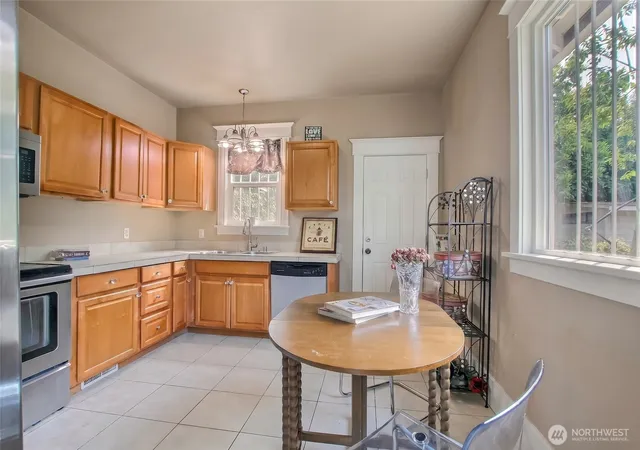 Photo 4 of Single family home for sale at 916 23rd Avenue S, Seattle, WA 98144 | MLS# NWM2559931 | Listing updated on 2026-10-01