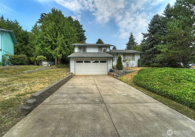 Photo 3 of Single family home for sale at 7085 Thebes St Ne, Bremerton, WA 98311 | MLS# NWM2559935 | Listing updated on 2026-09-22