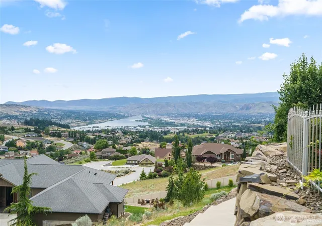 Photo 3 of Single family home for sale at 110 E Mountain Brooke Ln, Wenatchee, WA 98801 | MLS# NWM2559944 | Listing updated on 2026-10-03