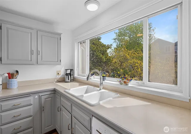 Photo 4 of Condo for sale at 303 13th Avenue E #301, Seattle, WA 98102 | MLS# NWM2559978 | Listing updated on 2026-09-23