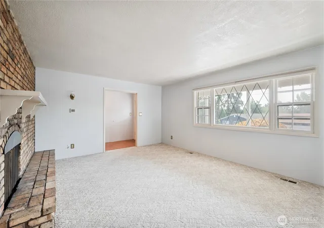 Photo 4 of Single family home for sale at 1207 Spruce St, Longview, WA 98632 | MLS# NWM2560017 | Listing updated on 2026-09-23