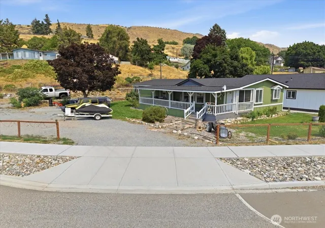 Photo 1 of Manufactured home for sale at 634 Warren Ave W, Pateros, WA 98846 | MLS# NWM2560055 | Listing updated on 2026-09-23