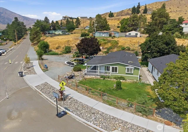 Photo 2 of Manufactured home for sale at 634 Warren Ave W, Pateros, WA 98846 | MLS# NWM2560055 | Listing updated on 2026-09-23