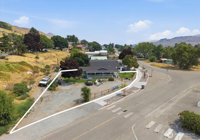 Photo 3 of Manufactured home for sale at 634 Warren Ave W, Pateros, WA 98846 | MLS# NWM2560055 | Listing updated on 2026-09-23