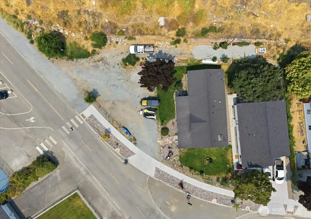 Photo 4 of Manufactured home for sale at 634 Warren Ave W, Pateros, WA 98846 | MLS# NWM2560055 | Listing updated on 2026-09-23