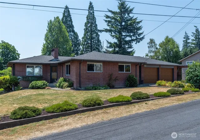 Photo 1 of Single family home for sale at 135 Victoria St, Longview, WA 98632 | MLS# NWM2560472 | Listing updated on 2026-09-28