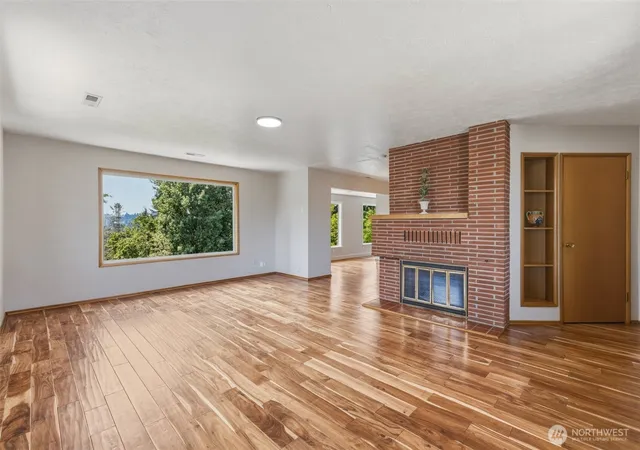 Photo 3 of Single family home for sale at 135 Victoria St, Longview, WA 98632 | MLS# NWM2560472 | Listing updated on 2026-09-28