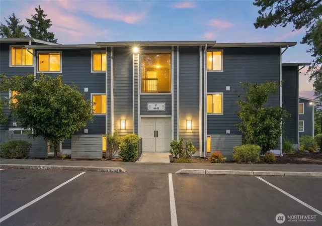 Photo 3 of Condo for sale at 4641 W Lake Sammamish Pkwy SE #F305, Issaquah, WA 98027 | MLS# NWM2560503 | Listing updated on 2026-09-23
