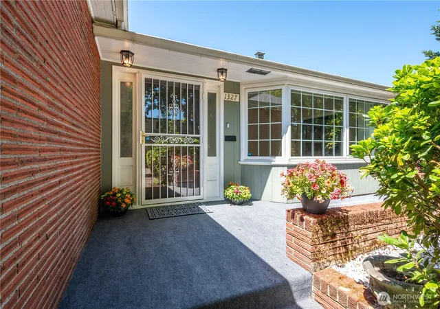 Photo 2 of Single family home for sale at 1327 18th Avenue, Longview, WA 98632 | MLS# NWM2560526 | Listing updated on 2026-09-26