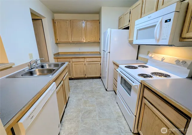 Photo 4 of Townhouse for sale at 9825 18th Avenue W #E4, Everett, WA 98204 | MLS# NWM2560604 | Listing updated on 2026-09-30
