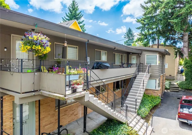 Photo 3 of Sale Pending at 6515 5th Avenue Ne, Seattle, WA 98103 | MLS# NWM2560645 | Listing updated on 2026-10-01