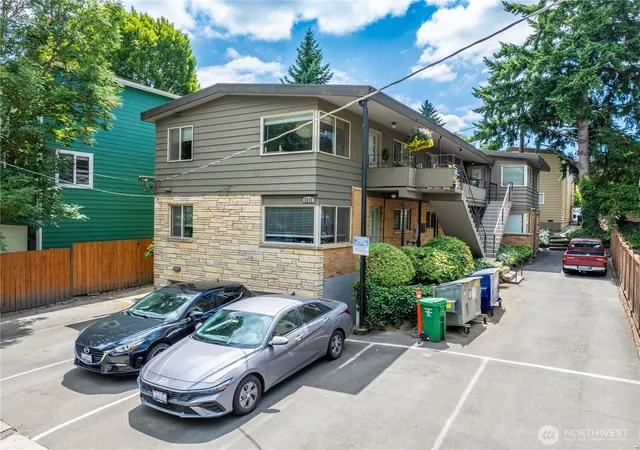 Photo 3 of Sale Pending at 6515 5th Avenue NE, Seattle, WA 98103 | MLS# NWM2560645 | Listing updated on 2026-10-01