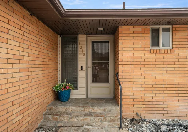 Photo 2 of Sale Pending at 1210 N Ashland Ave, East Wenatchee, WA 98802 | MLS# NWM2560701 | Listing updated on 2026-08-12