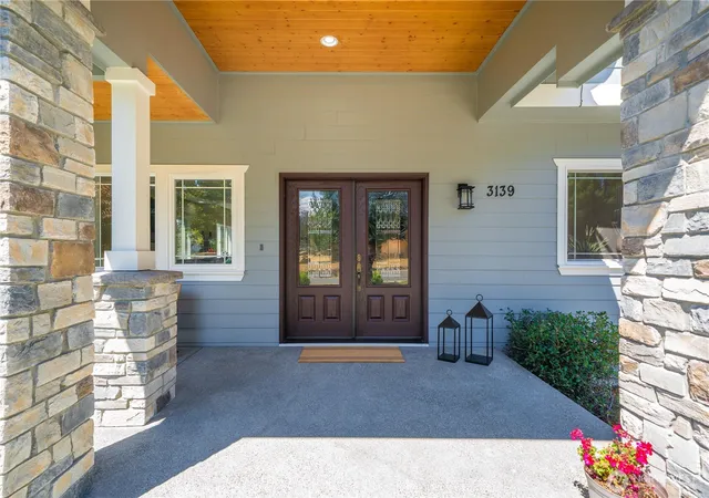 Photo 3 of Sale Pending at 3139 Oas Dr W, University Place, WA 98466 | MLS# NWM2560755 | Listing updated on 2026-09-25