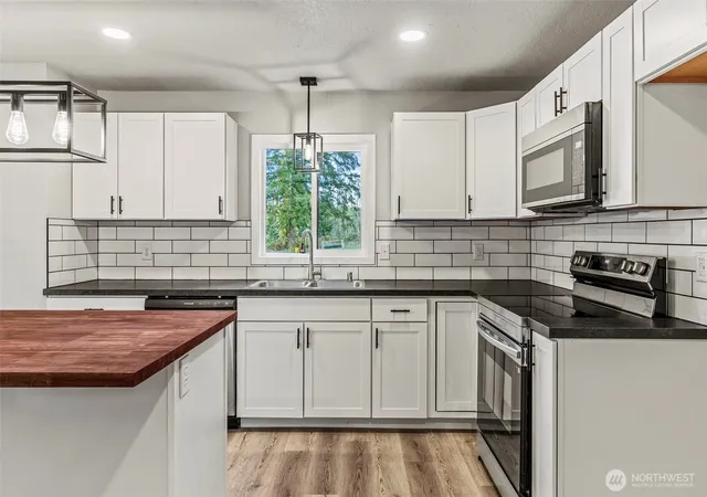 Photo 3 of Sale Pending at 235 Holcomb Spur Rd, Kelso, WA 98626 | MLS# NWM2560758 | Listing updated on 2026-09-25