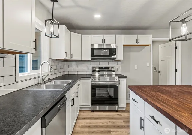 Photo 3 of Sale Pending at 235 Holcomb Spur Rd, Kelso, WA 98626 | MLS# NWM2560758 | Listing updated on 2026-09-25