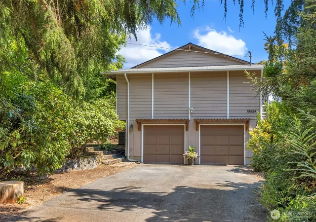 Photo 2 of Single family home for sale at 19524 53rd Avenue Ne, Lake Forest Park, WA 98155 | MLS# NWM2560944 | Listing updated on 2026-10-01