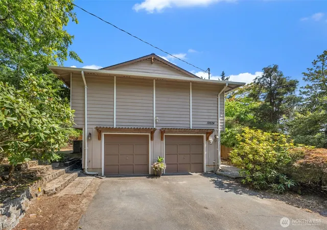 Photo 3 of Single family home for sale at 19524 53rd Avenue Ne, Lake Forest Park, WA 98155 | MLS# NWM2560944 | Listing updated on 2026-10-01