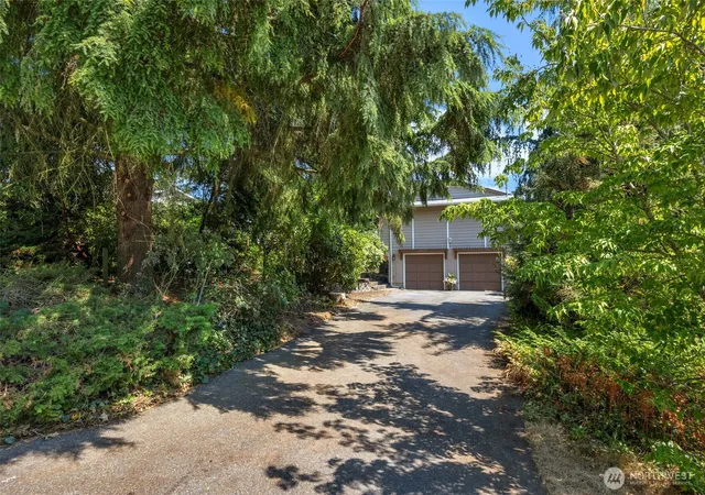 Photo 3 of Single family home for sale at 19524 53rd Avenue NE, Lake Forest Park, WA 98155 | MLS# NWM2560944 | Listing updated on 2026-10-01