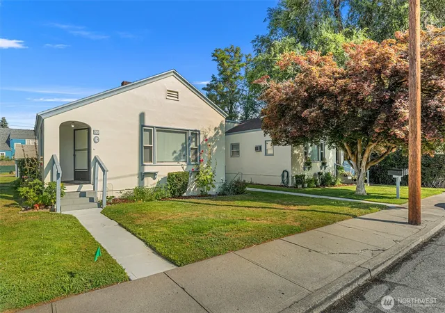 Photo 3 of Multi family home for sale at 710 S Monroe St, Wenatchee, WA 98801 | MLS# NWM2561053 | Listing updated on 2026-09-25