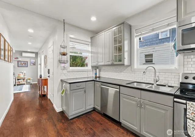 Photo 3 of Single family home for sale at 3631 E Spokane St, Tacoma, WA 98404 | MLS# NWM2561078 | Listing updated on 2026-09-25