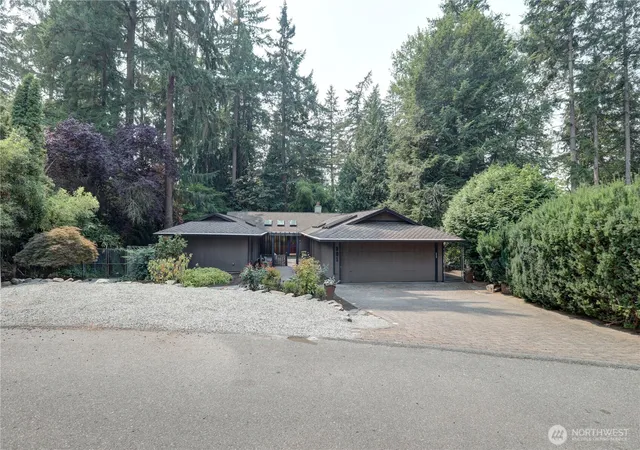 Photo 2 of Single family home for sale at 901 129th Place Ne, Bellevue, WA 98005 | MLS# NWM2561093 | Listing updated on 2026-09-25