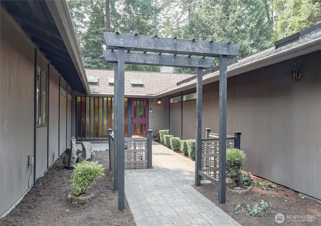 Photo 3 of Single family home for sale at 901 129th Place Ne, Bellevue, WA 98005 | MLS# NWM2561093 | Listing updated on 2026-09-25