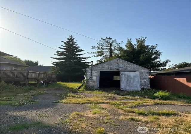 Photo 3 of Sale Pending at 906 Maple St, Hoquiam, WA 98550 | MLS# NWM2561128 | Listing updated on 2026-09-30