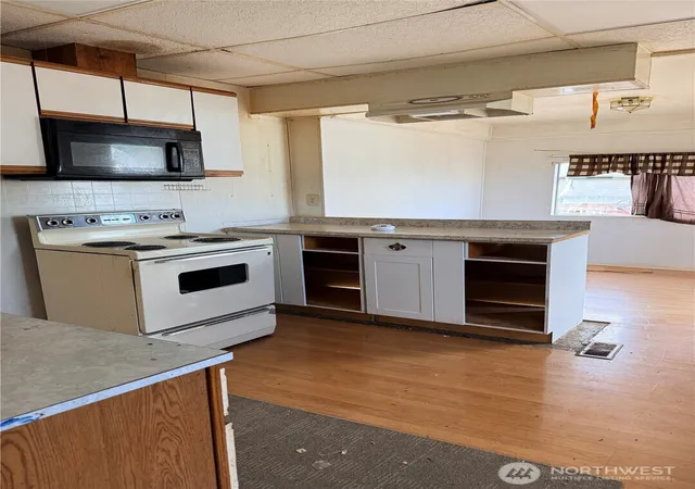 Photo 3 of Sale Pending at 906 Maple St, Hoquiam, WA 98550 | MLS# NWM2561128 | Listing updated on 2026-09-30