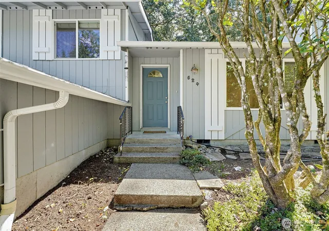 Photo 3 of Sale Pending at 524 Choker Ct Se, Lacey, WA 98503 | MLS# NWM2561131 | Listing updated on 2026-09-28
