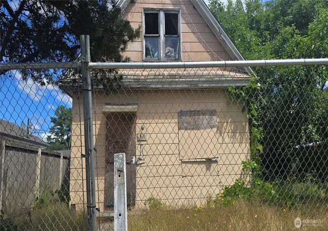 Photo 1 of Sale Pending at 5427 S Oakes St, Tacoma, WA 98409 | MLS# NWM2561192 | Listing updated on 2026-09-25