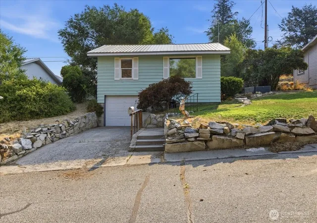 Photo 2 of Single family home for sale at 807 Birch St, Coulee Dam, WA 99116 | MLS# NWM2561238 | Listing updated on 2026-09-21